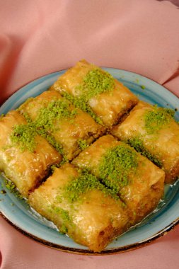 Geleneksel hindistancevizli tatlı baklavası. Ev yapımı fındıklı ve ballı baklava..