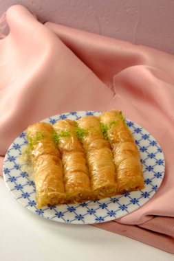 Geleneksel hindistancevizli tatlı baklavası. Ev yapımı fındıklı ve ballı baklava..