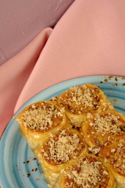 Geleneksel hindistancevizli tatlı baklavası. Ev yapımı fındıklı ve ballı baklava..
