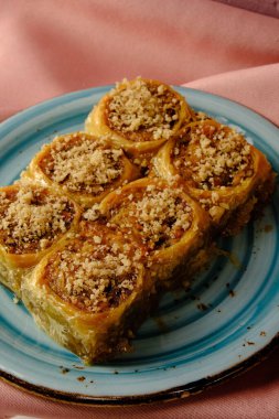 Geleneksel hindistancevizli tatlı baklavası. Ev yapımı fındıklı ve ballı baklava..