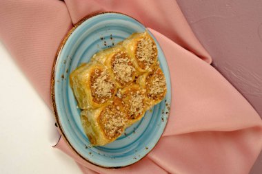 Geleneksel hindistancevizli tatlı baklavası. Ev yapımı fındıklı ve ballı baklava..