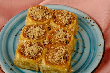 Geleneksel hindistancevizli tatlı baklavası. Ev yapımı fındıklı ve ballı baklava..