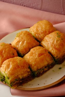 Geleneksel hindistancevizli tatlı baklavası. Ev yapımı fındıklı ve ballı baklava..