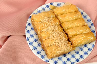 Geleneksel hindistancevizli tatlı baklavası. Ev yapımı fındıklı ve ballı baklava..