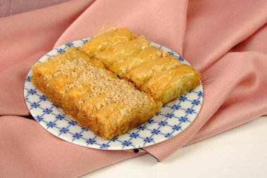 Geleneksel hindistancevizli tatlı baklavası. Ev yapımı fındıklı ve ballı baklava..