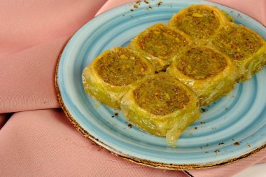 Geleneksel hindistancevizli tatlı baklavası. Ev yapımı fındıklı ve ballı baklava..