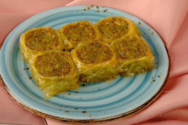 Geleneksel hindistancevizli tatlı baklavası. Ev yapımı fındıklı ve ballı baklava..