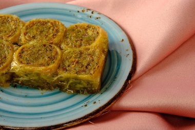 Geleneksel hindistancevizli tatlı baklavası. Ev yapımı fındıklı ve ballı baklava..