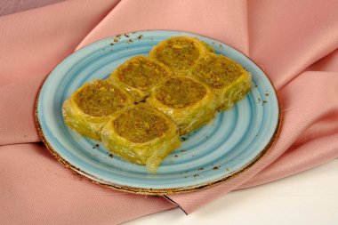 Geleneksel hindistancevizli tatlı baklavası. Ev yapımı fındıklı ve ballı baklava..