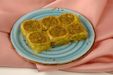 Geleneksel hindistancevizli tatlı baklavası. Ev yapımı fındıklı ve ballı baklava..