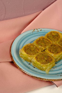 Geleneksel hindistancevizli tatlı baklavası. Ev yapımı fındıklı ve ballı baklava..