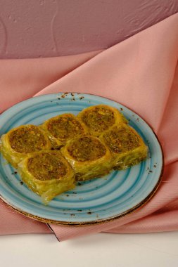 Geleneksel hindistancevizli tatlı baklavası. Ev yapımı fındıklı ve ballı baklava..