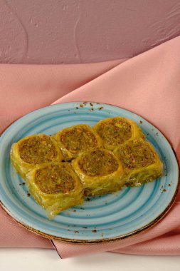 Geleneksel hindistancevizli tatlı baklavası. Ev yapımı fındıklı ve ballı baklava..
