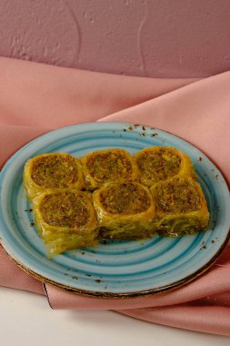 Geleneksel hindistancevizli tatlı baklavası. Ev yapımı fındıklı ve ballı baklava..