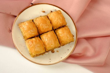 Geleneksel hindistancevizli tatlı baklavası. Ev yapımı fındıklı ve ballı baklava..