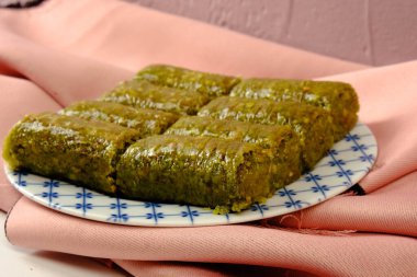 Geleneksel hindistancevizli tatlı baklavası. Ev yapımı fındıklı ve ballı baklava..