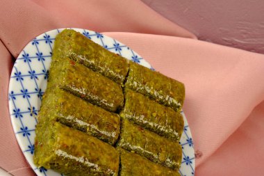 Geleneksel hindistancevizli tatlı baklavası. Ev yapımı fındıklı ve ballı baklava..