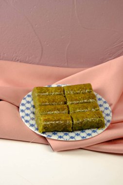Geleneksel hindistancevizli tatlı baklavası. Ev yapımı fındıklı ve ballı baklava..