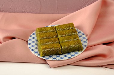 Geleneksel hindistancevizli tatlı baklavası. Ev yapımı fındıklı ve ballı baklava..