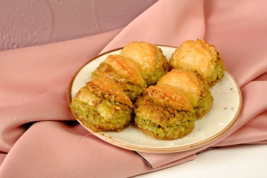 Geleneksel hindistancevizli tatlı baklavası. Ev yapımı fındıklı ve ballı baklava..