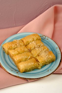 Geleneksel hindistancevizli tatlı baklavası. Ev yapımı fındıklı ve ballı baklava..