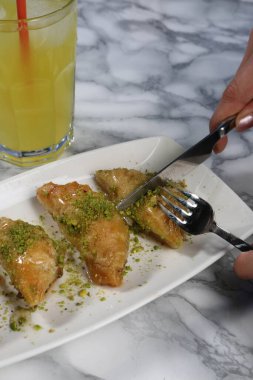 Geleneksel hindistancevizli tatlı baklavası. Ev yapımı fındıklı ve ballı baklava..