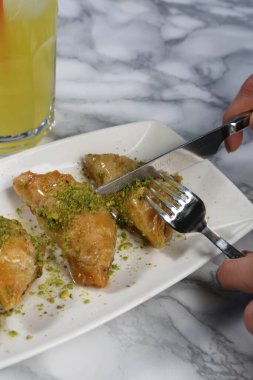 Geleneksel hindistancevizli tatlı baklavası. Ev yapımı fındıklı ve ballı baklava..