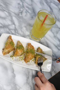 Geleneksel hindistancevizli tatlı baklavası. Ev yapımı fındıklı ve ballı baklava..