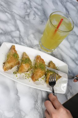 Geleneksel hindistancevizli tatlı baklavası. Ev yapımı fındıklı ve ballı baklava..