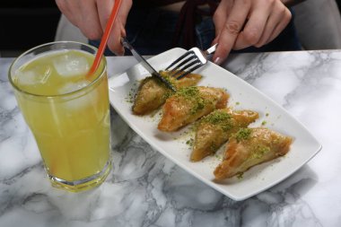 Geleneksel hindistancevizli tatlı baklavası. Ev yapımı fındıklı ve ballı baklava..