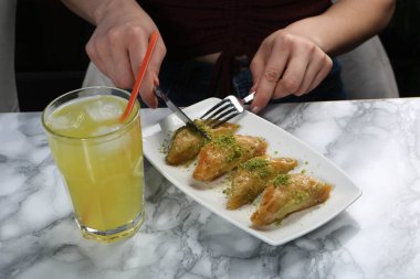 Geleneksel hindistancevizli tatlı baklavası. Ev yapımı fındıklı ve ballı baklava..
