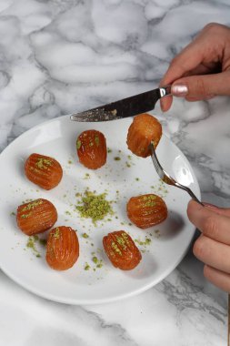 Geleneksel hindistancevizli tatlı baklavası. Ev yapımı fındıklı ve ballı baklava..