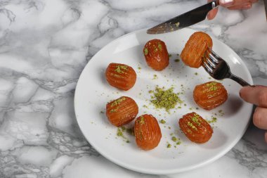 Geleneksel hindistancevizli tatlı baklavası. Ev yapımı fındıklı ve ballı baklava..