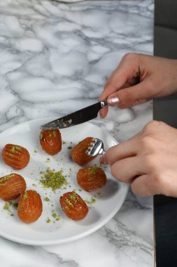 Geleneksel hindistancevizli tatlı baklavası. Ev yapımı fındıklı ve ballı baklava..
