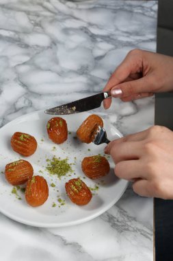 Geleneksel hindistancevizli tatlı baklavası. Ev yapımı fındıklı ve ballı baklava..