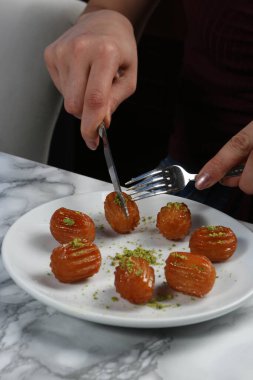 Geleneksel hindistancevizli tatlı baklavası. Ev yapımı fındıklı ve ballı baklava..