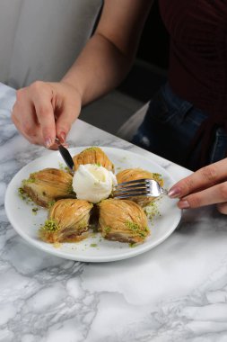 Geleneksel hindistancevizli tatlı baklavası. Ev yapımı fındıklı ve ballı baklava..