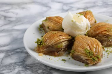 Geleneksel hindistancevizli tatlı baklavası. Ev yapımı fındıklı ve ballı baklava..