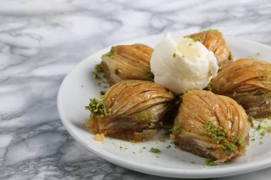 Geleneksel hindistancevizli tatlı baklavası. Ev yapımı fındıklı ve ballı baklava..