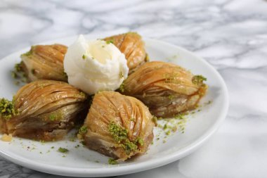 Geleneksel hindistancevizli tatlı baklavası. Ev yapımı fındıklı ve ballı baklava..