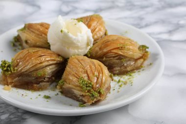 Geleneksel hindistancevizli tatlı baklavası. Ev yapımı fındıklı ve ballı baklava..