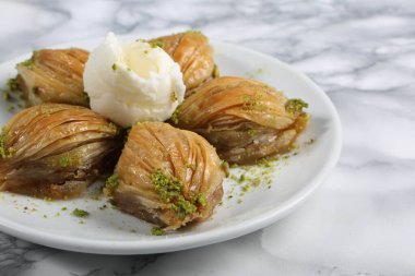 Geleneksel hindistancevizli tatlı baklavası. Ev yapımı fındıklı ve ballı baklava..