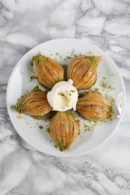 Geleneksel hindistancevizli tatlı baklavası. Ev yapımı fındıklı ve ballı baklava..
