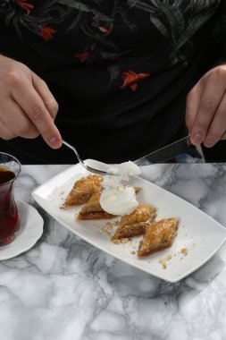Geleneksel hindistancevizli tatlı baklavası. Ev yapımı fındıklı ve ballı baklava..
