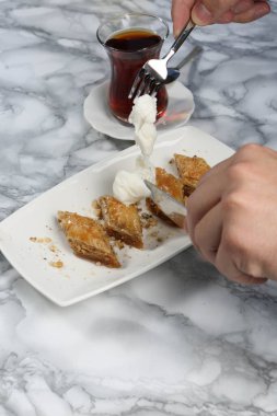 Geleneksel hindistancevizli tatlı baklavası. Ev yapımı fındıklı ve ballı baklava..