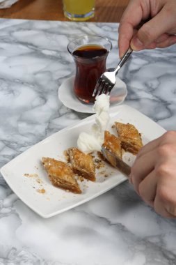 Geleneksel hindistancevizli tatlı baklavası. Ev yapımı fındıklı ve ballı baklava..