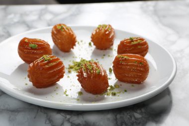 Geleneksel hindistancevizli tatlı baklavası. Ev yapımı fındıklı ve ballı baklava..