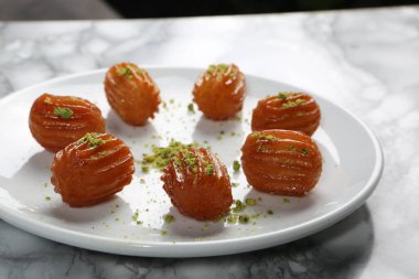 Geleneksel hindistancevizli tatlı baklavası. Ev yapımı fındıklı ve ballı baklava..