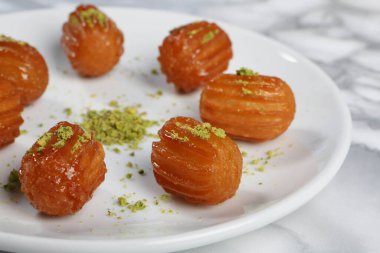 Geleneksel hindistancevizli tatlı baklavası. Ev yapımı fındıklı ve ballı baklava..