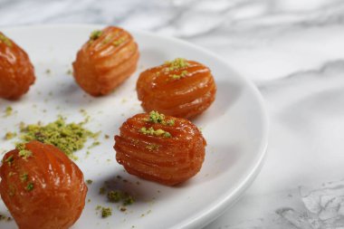 Geleneksel hindistancevizli tatlı baklavası. Ev yapımı fındıklı ve ballı baklava..